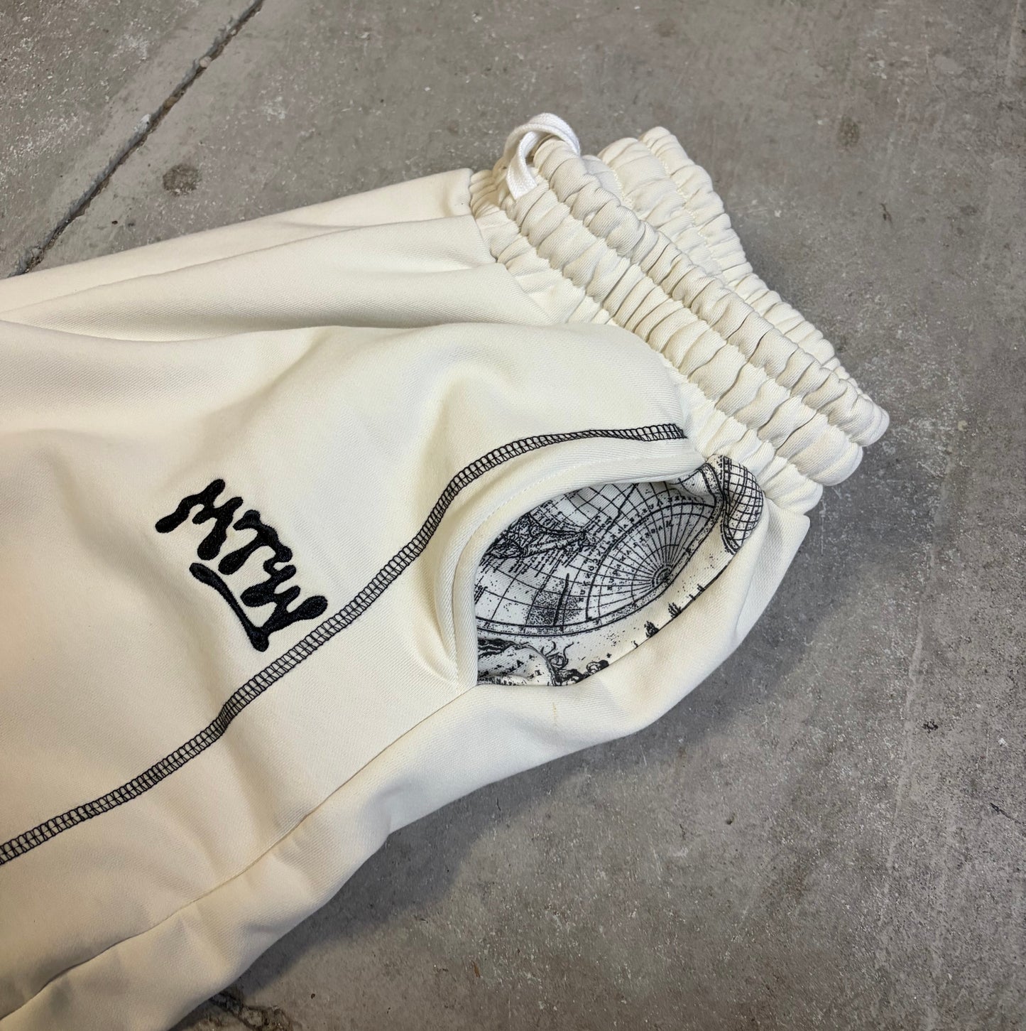 CREAM TRACKPANTS
