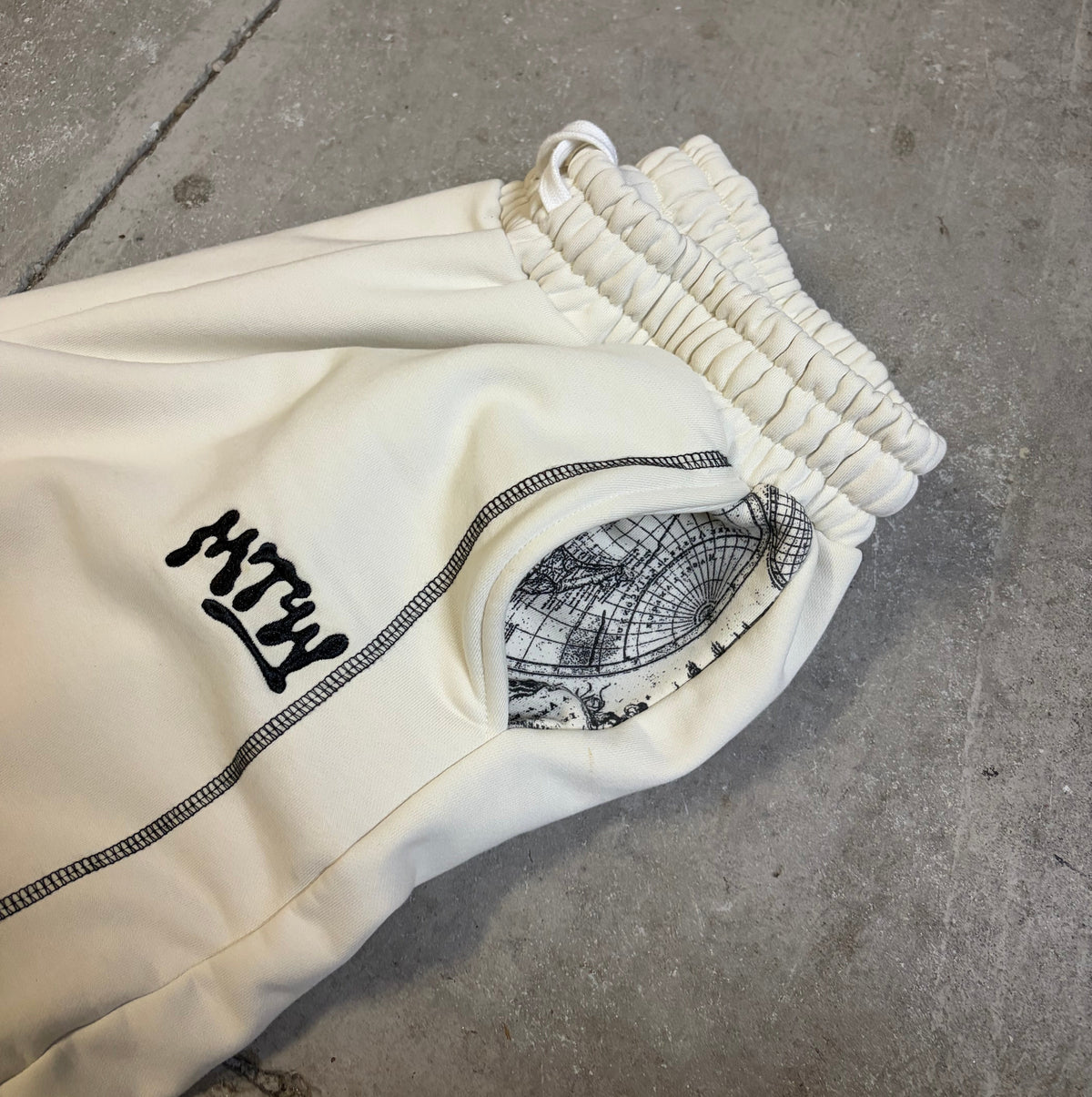 CREAM TRACKPANTS
